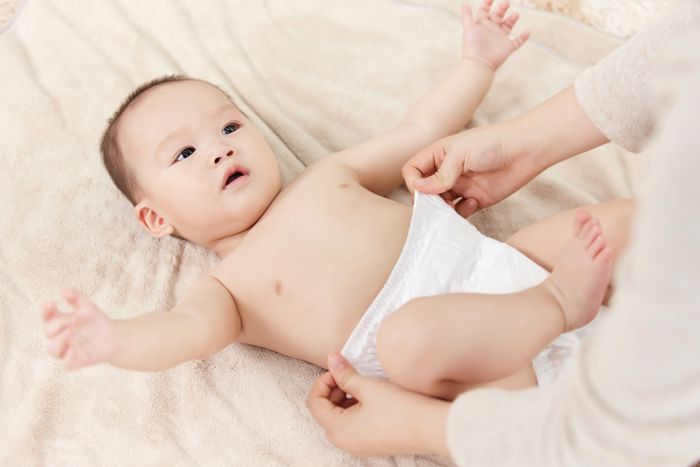 1631083084814617.jpg 攝圖網_501725392_母親幫嬰兒小寶寶穿尿不濕(企業(yè)商用).jpg