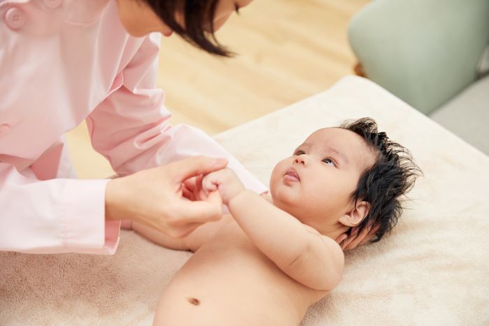 1635846737911403.jpg 攝圖網(wǎng)_501694446_高檔月子中心護(hù)工和嬰兒互動(dòng)(企業(yè)商用).jpg