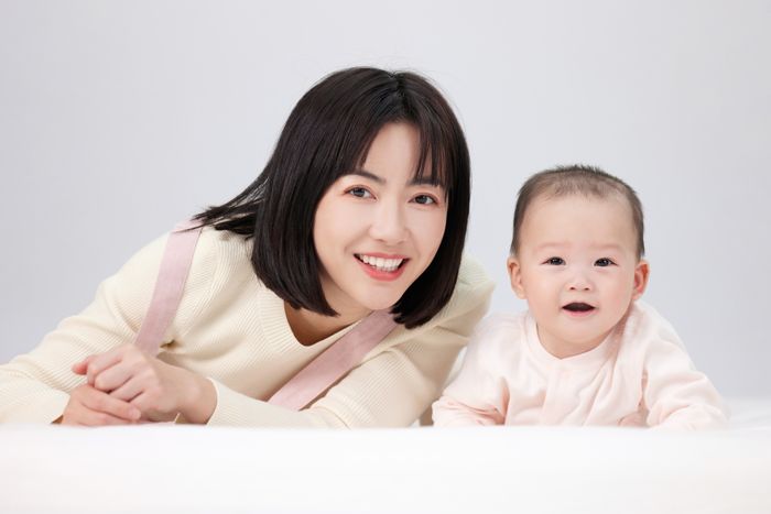 1635926893450365.jpg 攝圖網(wǎng)_501725321_嬰兒與月嫂的溫馨互動(企業(yè)商用).jpg