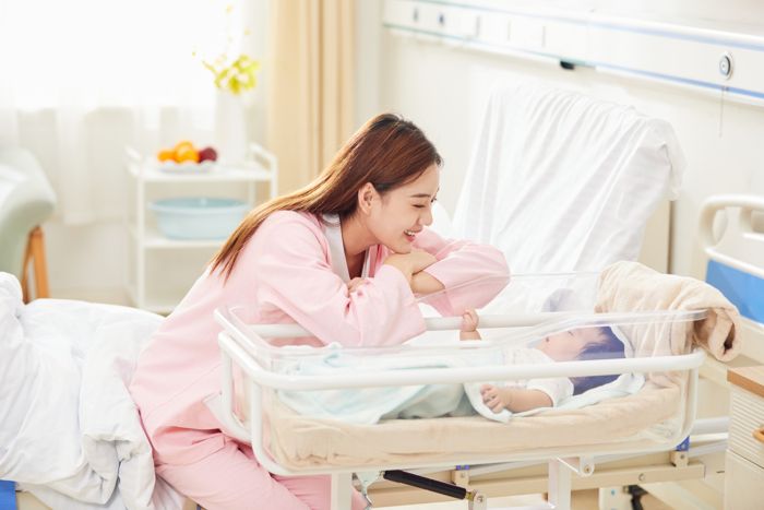 1639634625402236.jpg 攝圖網(wǎng)_501692287_banner_年輕媽媽和嬰兒車里的寶寶互動(企業(yè)商用).jpg