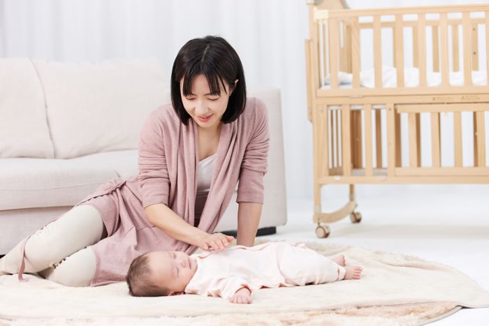 1640155266562401.jpg 攝圖網(wǎng)_501728710_照顧嬰兒寶寶入睡的月嫂保姆(企業(yè)商用).jpg