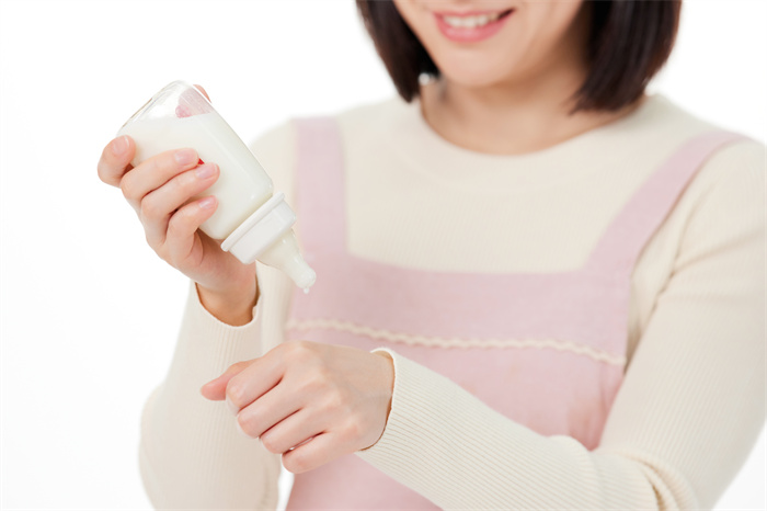 攝圖網(wǎng)_501728713_月嫂用手背測(cè)試牛奶水溫（企業(yè)商用） (1).jpg