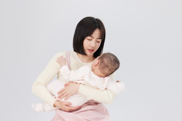 1646883661222322.jpg 攝圖網(wǎng)_501725324_抱著嬰兒小寶寶的月嫂(企業(yè)商用).jpg