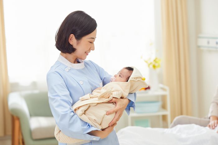 1653813482439332.jpg 攝圖網(wǎng)_501694182_高檔月子中心護(hù)工和嬰兒互動(dòng)(企業(yè)商用).jpg