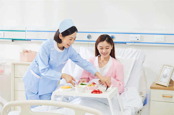 1656149650482321.jpg 攝圖網(wǎng)_501694279_高檔月子中心護(hù)工給產(chǎn)婦準(zhǔn)備月子餐(企業(yè)商用).jpg