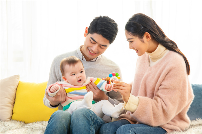 攝圖網_501532899_年輕爸媽陪寶寶玩玩具（企業(yè)商用）.jpg