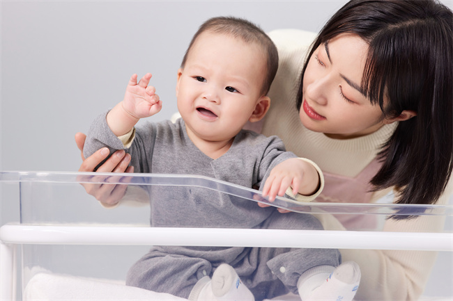 1657185016298907.jpg 攝圖網(wǎng)_501725307_怕生的嬰兒排斥月嫂的小寶寶(企業(yè)商用).jpg